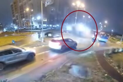 video accident incredibil o masina a zburat peste un sens giratoriu soferul a ramas incarcerat 6931e7be25050