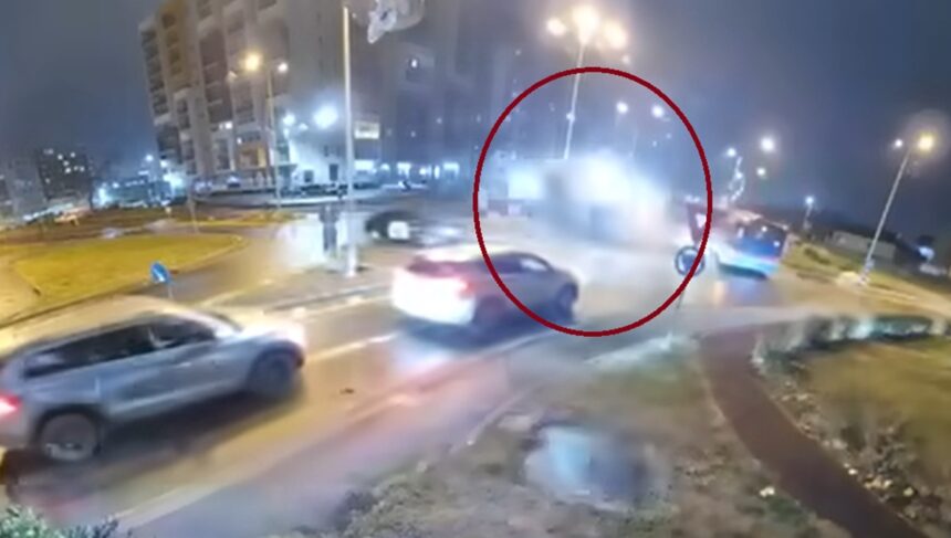 video accident incredibil o masina a zburat peste un sens giratoriu soferul a ramas incarcerat 6931e7be25050