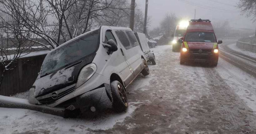video accident la stroesti in judetul iasi un ranit dupa ce un microbuz a iesit de pe sosea 694b9eb4dcb88