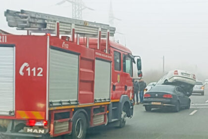 video accident rutier spectaculos o masina a ramas suspendata peste o alta dupa un carambol cu patru autoturisme implicate 6941149b33a77