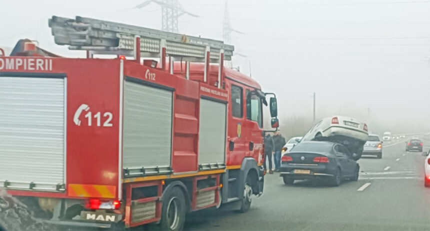 video accident rutier spectaculos o masina a ramas suspendata peste o alta dupa un carambol cu patru autoturisme implicate 6941149b33a77