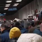 video aglomeratie la metroul din bucuresti dupa parada de 1 decembrie unui calator i s a facut rau 692e74b8c67db