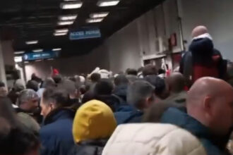 video aglomeratie la metroul din bucuresti dupa parada de 1 decembrie unui calator i s a facut rau 692e74b8c67db