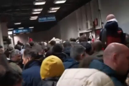 video aglomeratie la metroul din bucuresti dupa parada de 1 decembrie unui calator i s a facut rau 692e74b8c67db