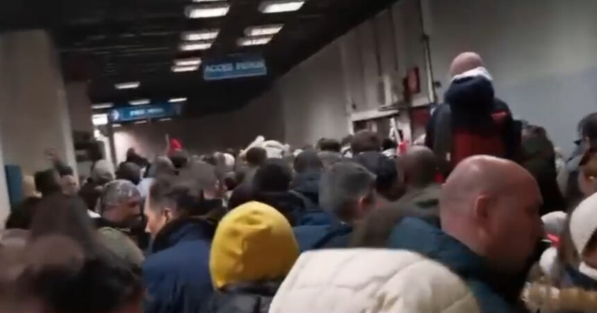 video aglomeratie la metroul din bucuresti dupa parada de 1 decembrie unui calator i s a facut rau 692e74b8c67db