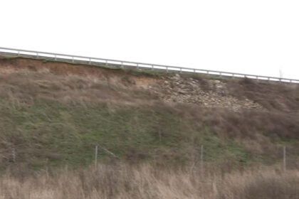 video alunecari de teren pe drumul expres craiova pitesti dupa valul de ploi pamantul a luat o la vale in mai multe zone 6936a65b9a816