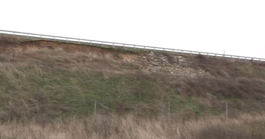 video alunecari de teren pe drumul expres craiova pitesti dupa valul de ploi pamantul a luat o la vale in mai multe zone 6936a65b9a816