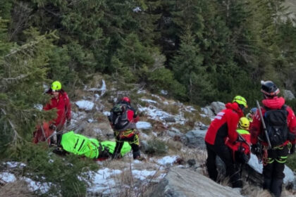 video brasov barbat accidentat extras de salvamontisti din zona vaii vistisoara dupa o interventie de 16 ore 693ecb0fd558c