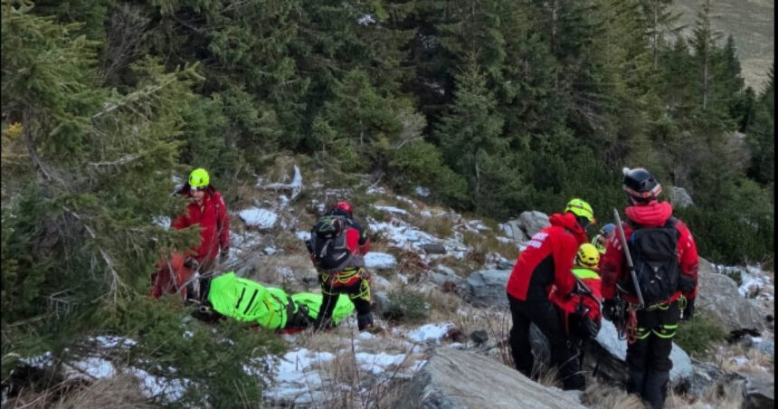 video brasov barbat accidentat extras de salvamontisti din zona vaii vistisoara dupa o interventie de 16 ore 693ecb0fd558c