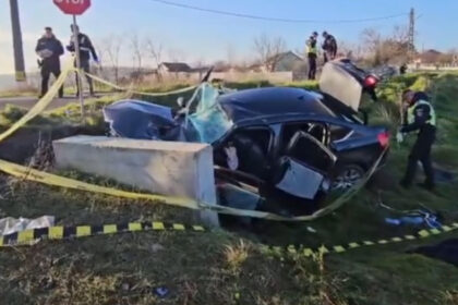 video constanta o masina plina cu migranti s a izbit de un cap de pod in timp ce incerca sa fuga de politie 69451570e299c