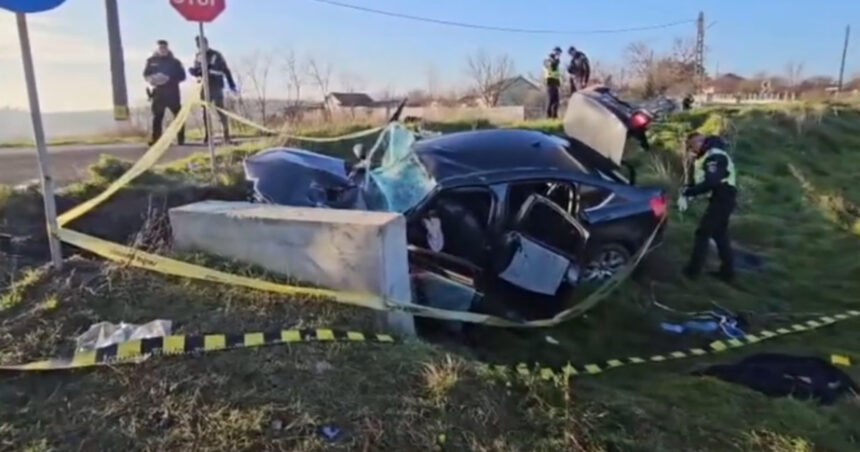 video constanta o masina plina cu migranti s a izbit de un cap de pod in timp ce incerca sa fuga de politie 69451570e299c
