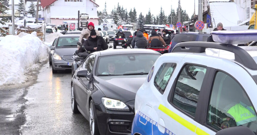 video cum petrec romanii craciunul sute de oameni stau la coada in masini bara la bara in drum spre partii 694e8f13e7b59