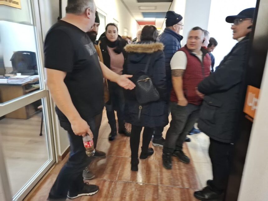 video directorul ct bus a chemat politia pentru ca protestatarii nu l au lasat sa iasa din birou 694169748ac02