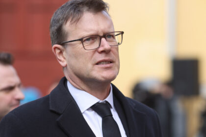 video domn domn sa naltam cantat la pian de ambasadorul britanic la bucuresti mesajul lui giles portman pentru romani de craciun 694bddf050ae6