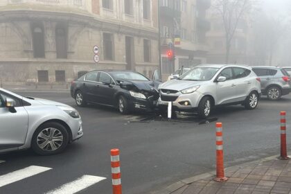 video doua autoturisme s au ciocnit in intersectia de la teatrul de stat constanta 6942661b119c5
