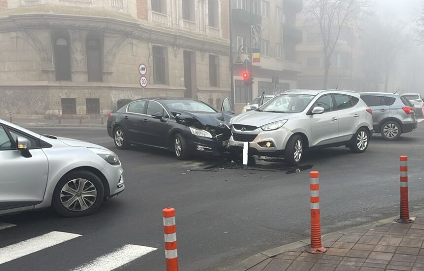 video doua autoturisme s au ciocnit in intersectia de la teatrul de stat constanta 6942661b119c5