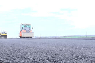 video dupa mai bine de un deceniu de blocaje apar primii kilometri de asfalt pe a3 in bihor imagini de pe santierul autostrazii 6931dc86f1991