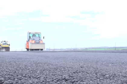 video dupa mai bine de un deceniu de blocaje apar primii kilometri de asfalt pe a3 in bihor imagini de pe santierul autostrazii 6931dc86f1991