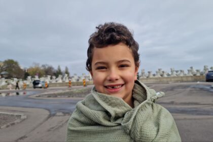 video el este vladimir cel mai curajos romanas din judetul constanta micutul a sarbatorit 1 decembrie in apa marii alaturi de tatal sau 692d863073b06