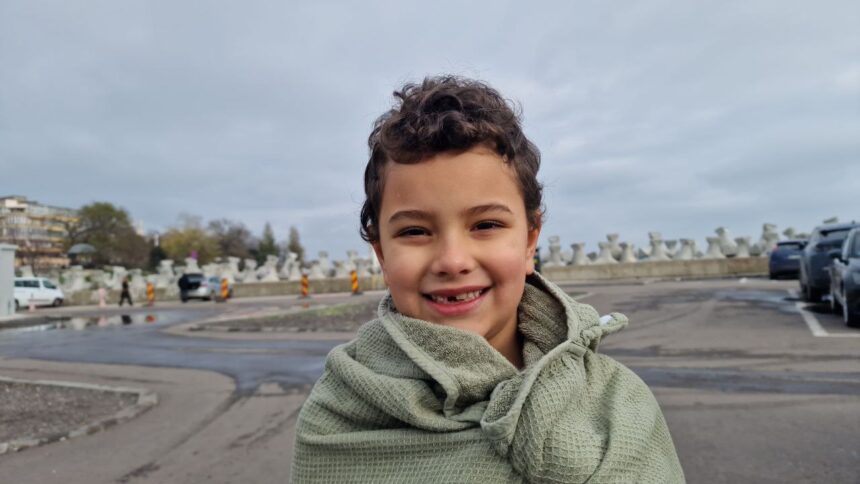 video el este vladimir cel mai curajos romanas din judetul constanta micutul a sarbatorit 1 decembrie in apa marii alaturi de tatal sau 692d863073b06