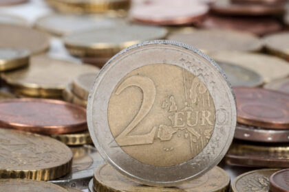 video estimari pesimiste euro ar putea ajunge la 52 lei in 2026 avertismentul economistilor privind impozitul minim pe cifra de afaceri 6943c3b98a79f