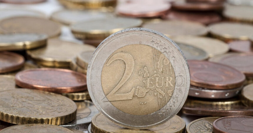 video estimari pesimiste euro ar putea ajunge la 52 lei in 2026 avertismentul economistilor privind impozitul minim pe cifra de afaceri 6943c3b98a79f