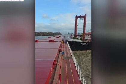 video momentul in care doua nave se ciocnesc pe dunare imaginile au fost filmate de pe vasul care a provocat accidentul 693c08761a140