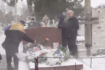 video nostalgicii comunismului au mers la mormantul lui ceausescu au adus tablouri si au discutat despre politica vremii 694d4f12c783a
