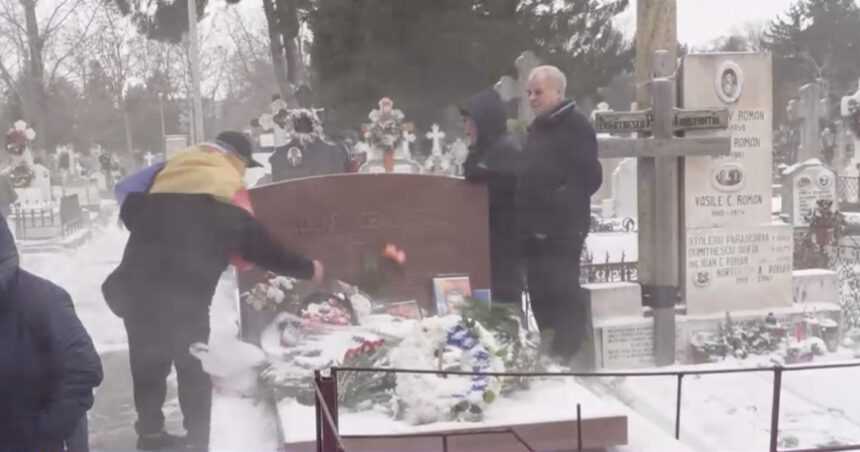video nostalgicii comunismului au mers la mormantul lui ceausescu au adus tablouri si au discutat despre politica vremii 694d4f12c783a