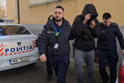 video politistul din silistea care a batut un barbat din cernavoda a fost adus in catuse la instanta 693a8ebac0b3c