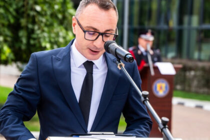 video prefectul si subprefectul de olt au fost retinuti sunt suspectati ca au falsificat documente dupa ce au tras ilegal cu arma surse 694b0e8445f9d