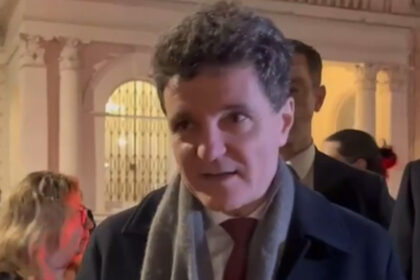 video romanii din londra l au asteptat pe presedinte in fata ambasadei nicusoare nu mai sta apara justitia ce le a transmis oamenilor 694241ed2bbf0