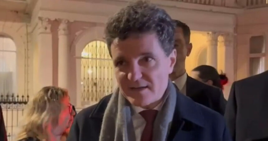 video romanii din londra l au asteptat pe presedinte in fata ambasadei nicusoare nu mai sta apara justitia ce le a transmis oamenilor 694241ed2bbf0