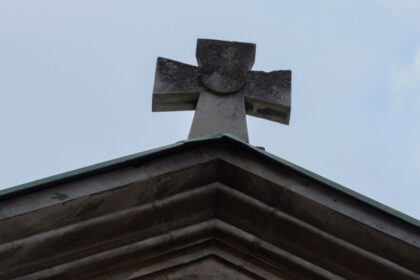 video situatie bizara intr un oras din valcea biroul viceprimarului a fost mutat in cimitir dupa ce a intrat in conflict cu primarul 694570a00fe19