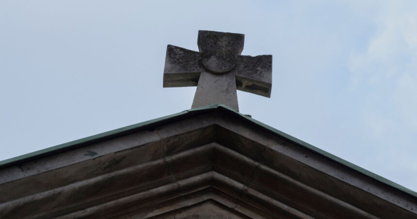 video situatie bizara intr un oras din valcea biroul viceprimarului a fost mutat in cimitir dupa ce a intrat in conflict cu primarul 694570a00fe19