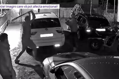 video un barbat a intrat cu toporul intr o casa l a atacat pe proprietar si a distrus doua masini imagini de pe camera de supraveghere 694e339c8bc3f