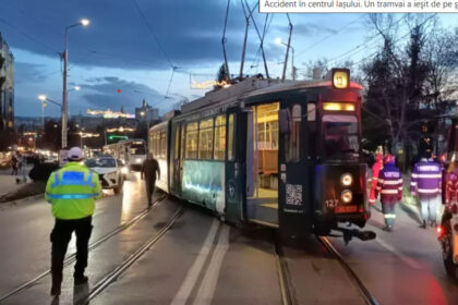 video un tramvai a deraiat la iasi acrosand doua vehicule 6931cd6e93ae6