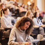 video universitatea din romania care acopera din fonduri proprii pentru 100 de studenti banii de burse taiati de guvern ce sume ofera 693ba279d2dd2