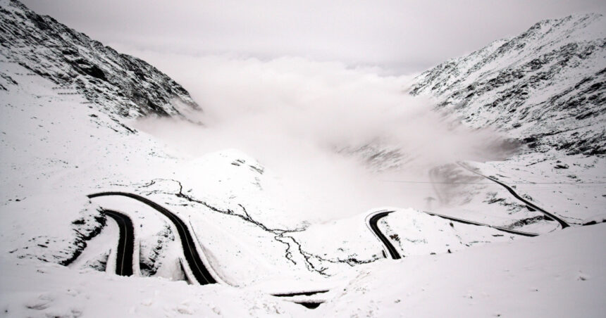 video verificari ale politiei dupa ce mai multi soferi au intrat cu masinile pe transfagarasan 694d723b0f1a1