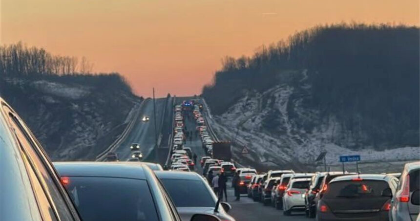 videofoto carambol cu 10 masini implicate pe drumul expres craiova pitesti a fost activat planul rosu de interventie 694eb5ae71350