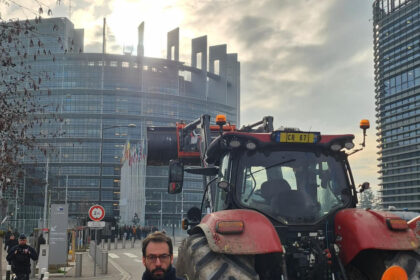 videofoto protest cu tractoare in fata parlamentului european fermierii se impotrivesc acordului ue mercosur 6942d1337e531