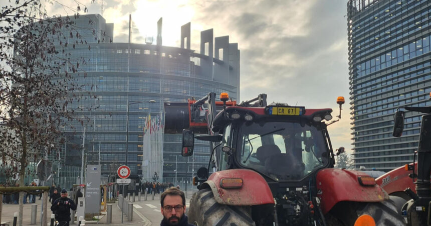 videofoto protest cu tractoare in fata parlamentului european fermierii se impotrivesc acordului ue mercosur 6942d1337e531