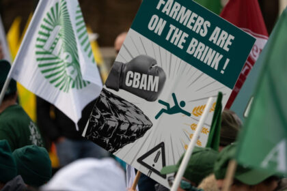 agricultorii belgieni protesteaza cu cartofi prajiti in fata parlamentului european 695fd5bd248fa