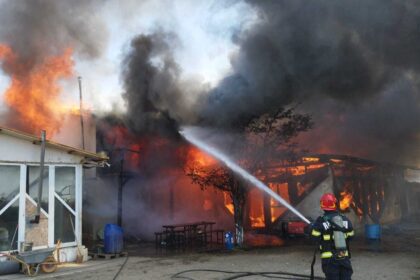 alerta in cobadin arde acoperisul unei case din localitate 6965e2a9bebbe