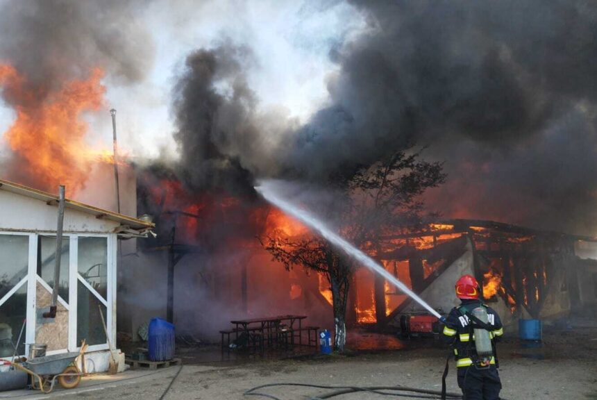 alerta in cobadin arde acoperisul unei case din localitate 6965e2a9bebbe