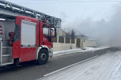 alerta in satul razoarele comuna oltina arde o casa pe strada principala 696df59f99627