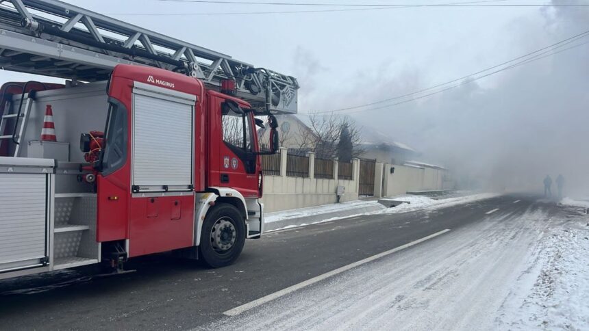 alerta in satul razoarele comuna oltina arde o casa pe strada principala 696df59f99627