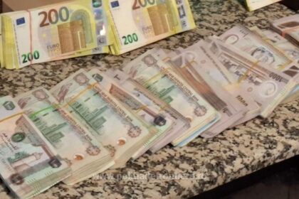 bijuterii ceasuri si bani in valoare de 3 milioane de euro descoperite in bagajele unor cetateni romani pe aeroportul henri coanda 696262072d1e3