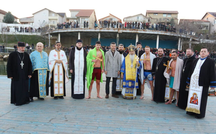 boboteaza sarbatorita la ovidiu trei barbati au recuperat crucile aruncate in siutghiol de ips teodosie sute de localnici au asistat la slujba de sfintire a apei 695d49881feb0