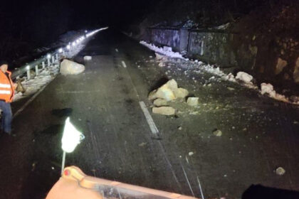 caderi de pietre pe dn 57 intervin echipaje ale directiei regionale de drumuri si poduri craiova 695ea758ec281